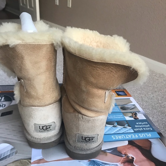 Uggs Boots. Bailey Button. 7 US. - Picture 2 of 7